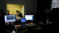 Grabación de una obra teatral para radio, el pasado jueves, en el Taller de Radio Creativa, en Zaragoza.