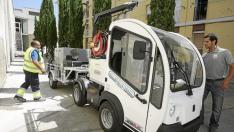 El coche eléctrico transporta un remolque para limpiar las pintadas.