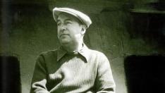 El poeta chileno Pablo Neruda en su casa de Isla Negra.
