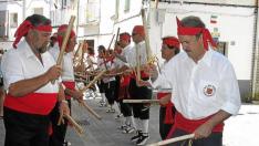 Una marea roja y blanca engalana  el dance tradicional de Camporrells