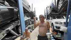 Dos camioneros búlgaros, ayer, en el aparcamiento.