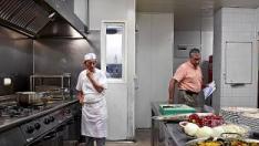 La actividad sigue en la cocina, pese a la inspección.