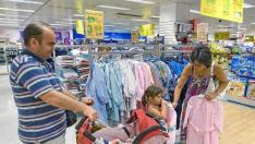 Una familia ultimaba ayer las compras de ropa y material escolar en un centro comercial.