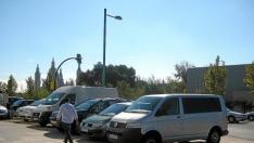 Automóviles aparcados en la zona del Actur, frente a Helios.