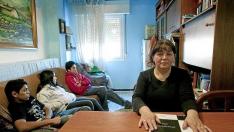 Neli Vivas, una inmigrante ecuatoriana de 47 años, en el piso de alquiler de Las Fuentes donde vive ahora con sus cuatro hijos.