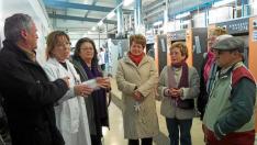 Miembros del Consejo Sectorial de Acción Social del Ayuntamiento de Huesca, en el taller de lavandería.