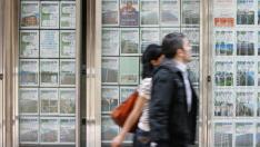 Anuncios de venta de pisos en una inmobiliaria de Zaragoza
