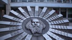Monumento a la tabla periódica en honor de su creador, Mendeleyev, en Bratislava