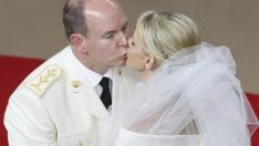 La princesa Charlene y el Príncipe Alberto de Mónaco se besan en su boda en el Patio de Honor del Palacio Real de Mónaco
