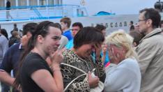 Familiares se lamentan por el naufragio del barco en el río Volga.