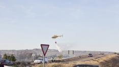 Un incendio obliga a regular el tráfico en la A-68 y la AP-68 en Monzalbarba
