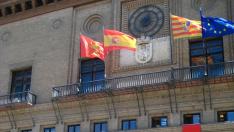 Pilar Alfonso a las puertas del Ayuntamiento de Zaragoza con los diversos papeles que ha presentado