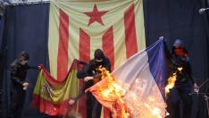Otro grupo de encapuchados quema una foto del Rey y una segunda bandera española