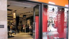 Algunas tiendas inician rebajas adelantadas en Zaragoza