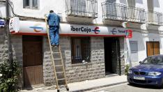 Unos ladrones roban de madrugada en una sucursal de Ibercaja en Manzanera