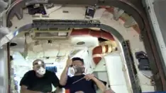 Los astronautas de la ISS entran a la cápsula 'Dragon'