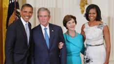 Obama y Bush, con sus respectivas esposas, en la Casa Blanca
