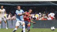 Iago Aspas lucha la pelota con el defensa del Osasuna, Alejandro Arribas.