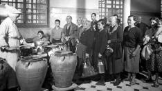 Fotografía del archivo de La Caridad que ilustra el reparto de comida hace más de 70 años.
