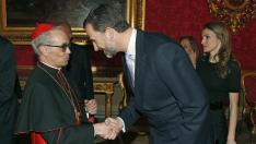 El príncipe saluda al cardenal aragonés Santos Abril