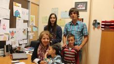 Bárbasa Sánchez, con sus hija, sus dos nietos y un voluntario, en el despacho de la Asociación AATEDA.
