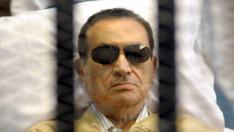 Hosni Mubarak ha seguido la sesión desde una camilla y con gafas de sol