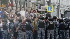 Detienen a un centenar de opositores rusos en las protestas contra la condena a Navalni