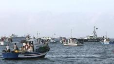 Medio centenar de pesqueros protestan en el mar contra Gibraltar