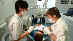 Un niño zaragozano en el dentista