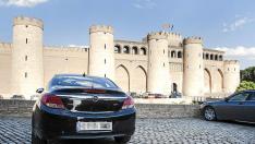 Aparcamiento del palacio de la Aljafería, con algunos coches oficiales.