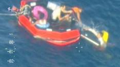 Los equipos de rescate ayudan a las víctimas