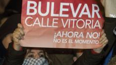 Los vecinos continuaron su protesta tras la paralización de las obras.