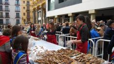 Reparto de crespillos en Barbastro
