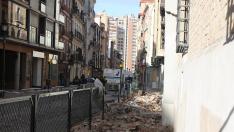 Escombros tras el derrumbe del alero del edificio, que alberga el C. P. Santo Domingo y un Centro de Mayores