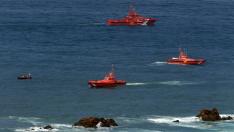 Los buzos estudian la entrada al pesquero hundido en Cabo Peñas