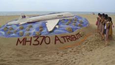 Escultura en la arena en la India en homenaje a los pasajeros del avión