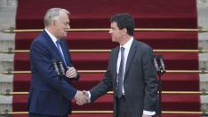 Valls y Ayrault, durante el traspaso de poderes