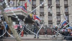 Activistas prorrusos protestan delante de la sede de la Administración Regional, que permanece ocupada, en Donetsk.