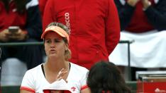 La tenista española Tita Torró habla con la capitana Conchita Martínez