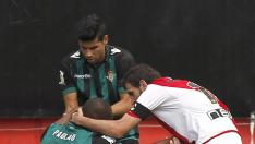 El centrocampista del Rayo Vallecano Roberto Trashorras (d) intenta consolar al defensa brasileño del Real Betis Paulão Santos.