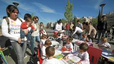 Niños de los Olivos en la improvisada aula que montaron ayer en el parque de la Manzana.