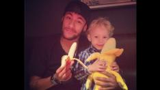 Neymar se fotografió con su hijo con un plátano en las manos