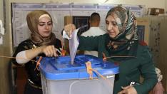 Una mujer vota en un colegio electoral de Bagdad