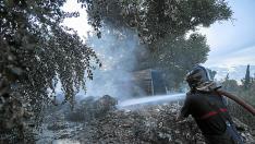 Los bomberos tardaron dos horas y media en apagar el fuego, que tiñó de negro el recinto