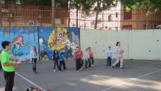 Clase de Educación Física con niños y padres en el colegio María Moliner