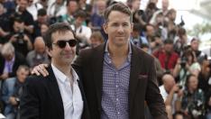 Atom Egoyan y Ryan Reynolds en la presentación en Cannes.