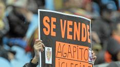 Un aficionado pide a Agapito Iglesias la venta del club, en fotografía de archivo