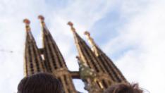 Una pareja contempla la Sagrada Familia de Barcelona.