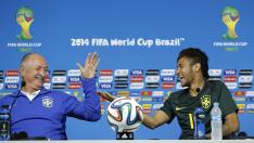 Scolari y Neymar muestran complicidad en la rueda de prensa