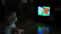 Un niño viendo la televisión.
